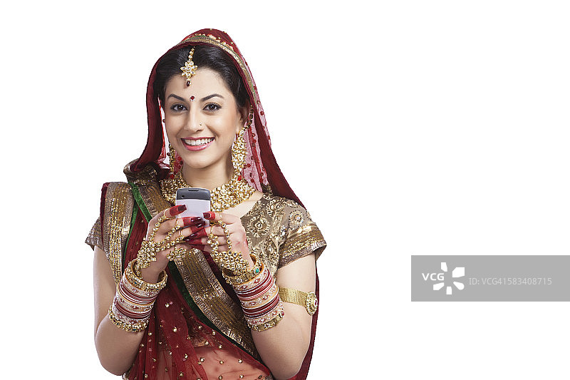 一个美丽的新娘与手机的肖像图片素材