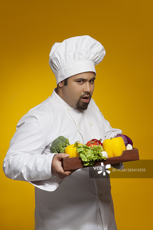 厨师和一盘蔬菜的肖像图片素材