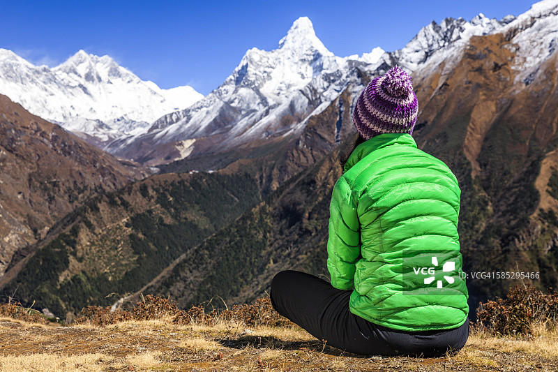 在喜马拉雅山，珠穆朗玛峰国家公园徒步旅行的年轻女子图片素材