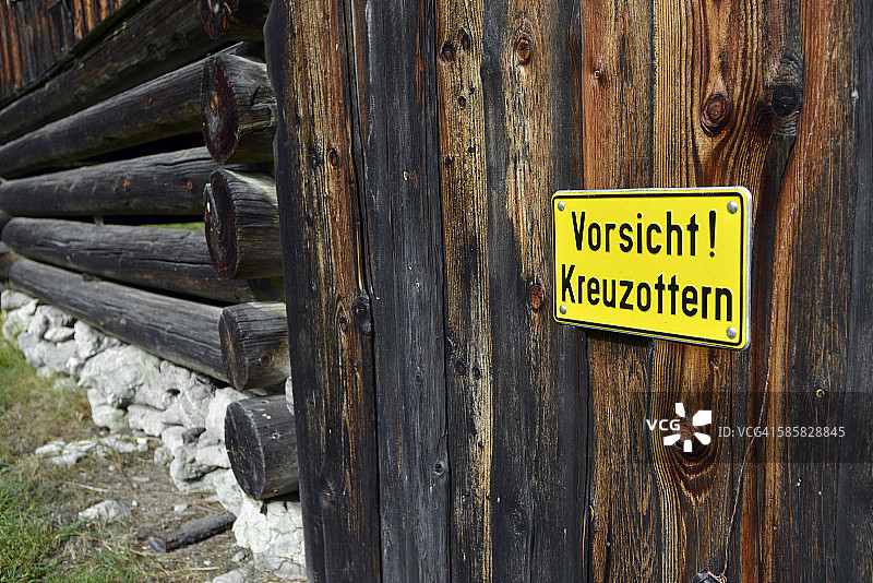 常见的毒蛇警告标志，格莱瑙，巴伐利亚，德国图片素材