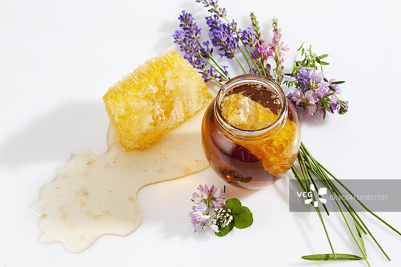 一杯蜂蜜，蜂房和野花图片素材