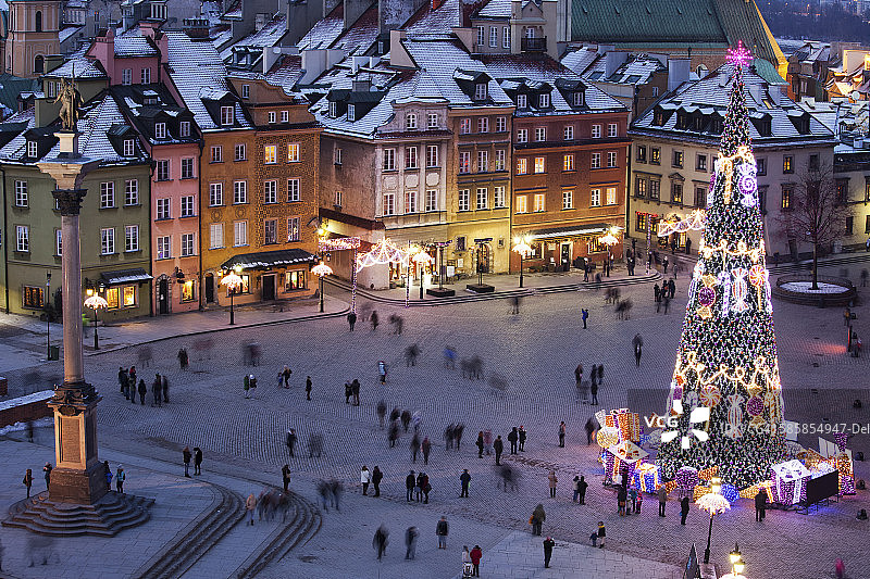 波兰，华沙，城堡广场的西格斯蒙德柱和点亮的圣诞树在夜晚图片素材