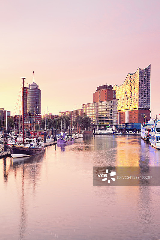 德国，汉堡，埃尔比philharmonie和海港的晨光图片素材