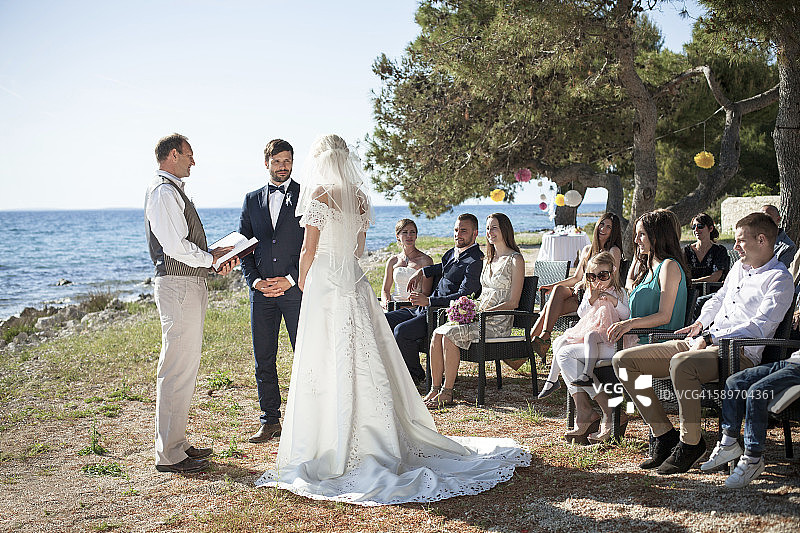 新郎和新娘在海滩上举行婚礼图片素材