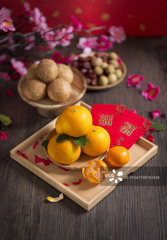 中国农历新年桌上的照片。图片素材