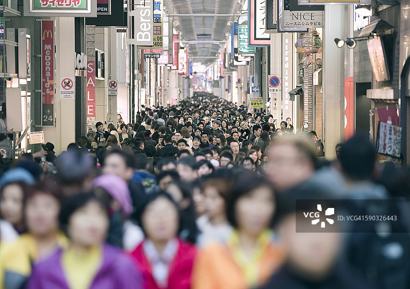 拥挤的购物人群在大阪南地区，日本图片素材