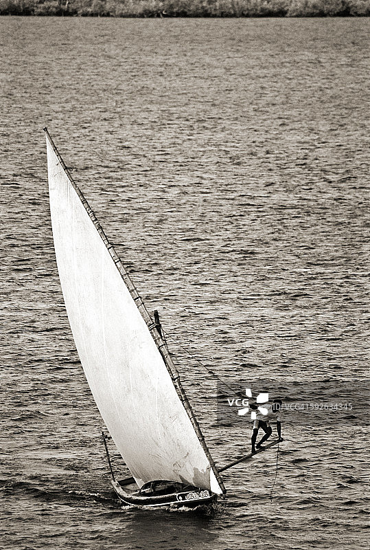 在拉姆海峡航行的三角帆船图片素材
