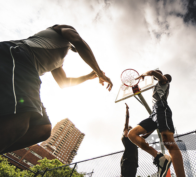 纽约市球场上的街头篮球运动员图片素材