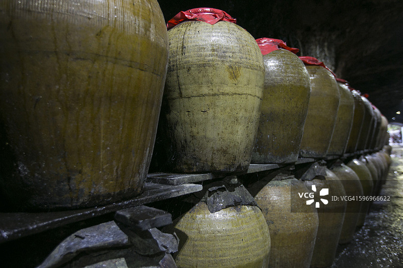 采购产品保存的，储存的和陈年的中国精神，酒精，酒，饮料，米酒在中国密封的罐子图片素材