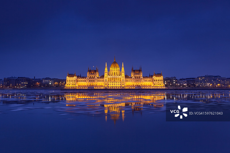 匈牙利议会在晚上图片素材