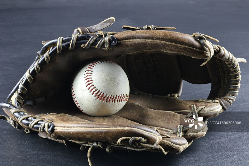 皮革手套和棒球游戏设备图片素材