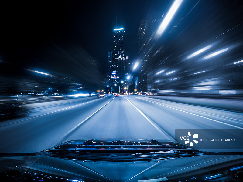 一辆汽车在高速公路上行驶，美国芝加哥，伊利诺斯州，美国图片素材
