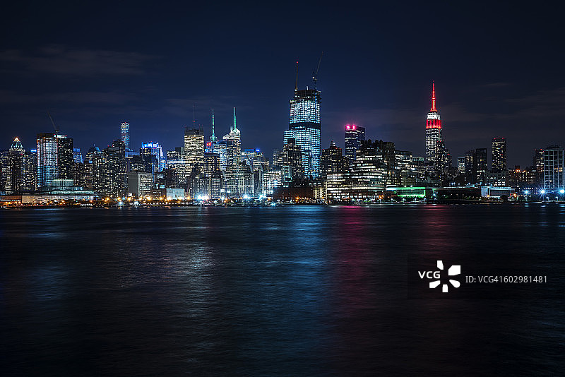 美国，纽约州，纽约市，灯光城市景观反映在河图片素材