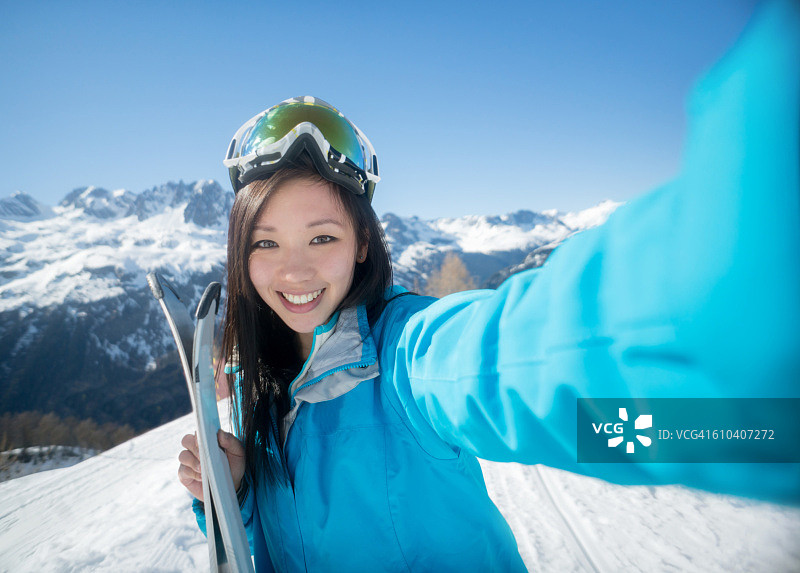 女子滑雪和自拍图片素材