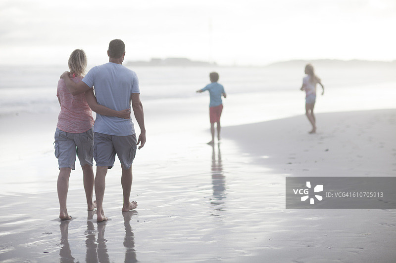 一家人在海滩上散步图片素材