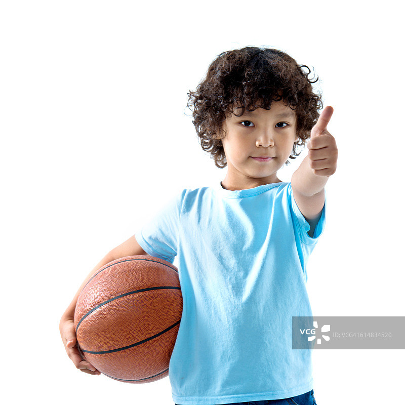 一个小男孩拿着一个篮球，背景是白色图片素材