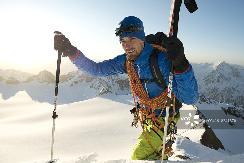 男子在奥地利的Wildspitze登山图片素材