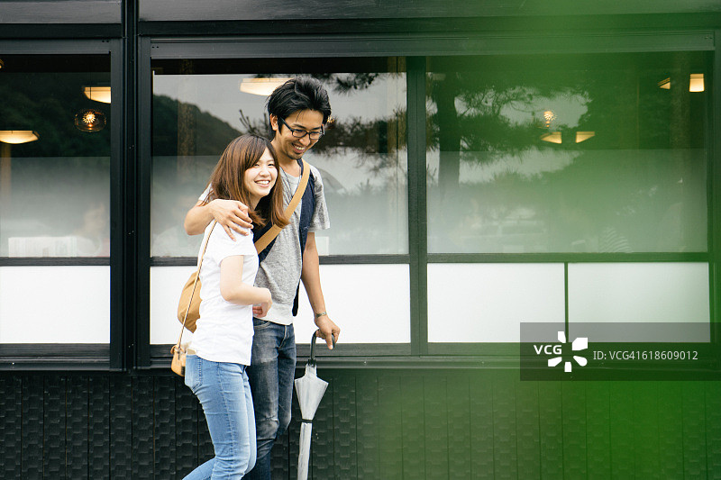 一对快乐的日本夫妇走在城市的街道上图片素材