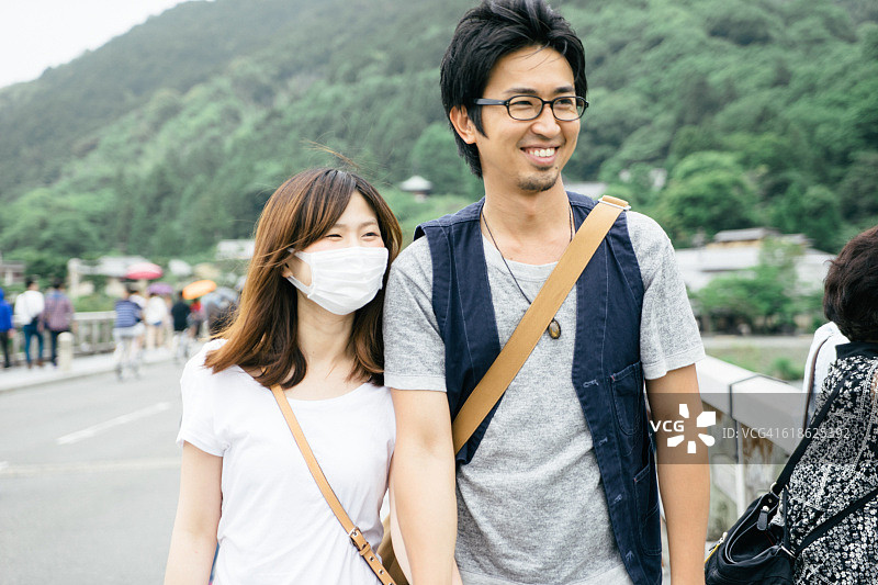 日本游客在乡间散步图片素材