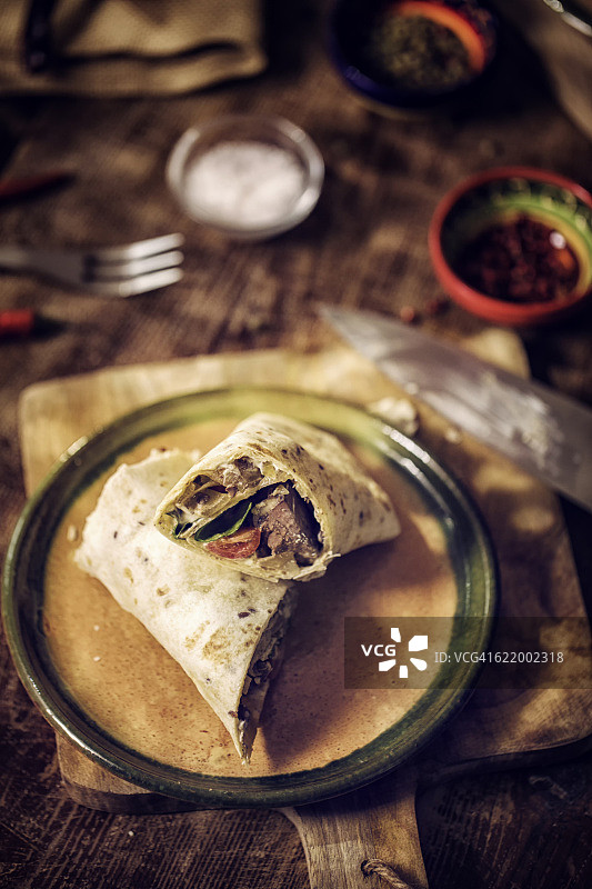 墨西哥辣味牛肉和酸奶油卷图片素材