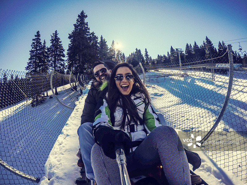 冬季滑雪橇的乐趣图片素材