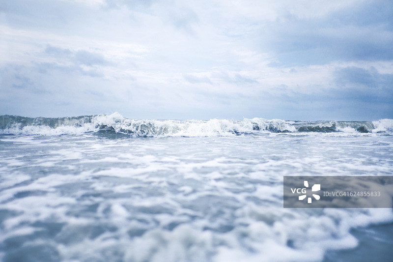 海浪在海滩上冲到岸边图片素材
