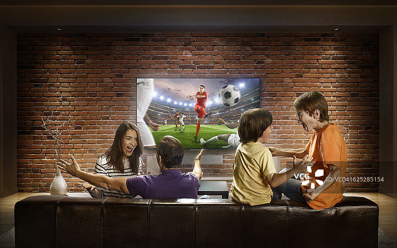 家人在家看足球比赛图片素材