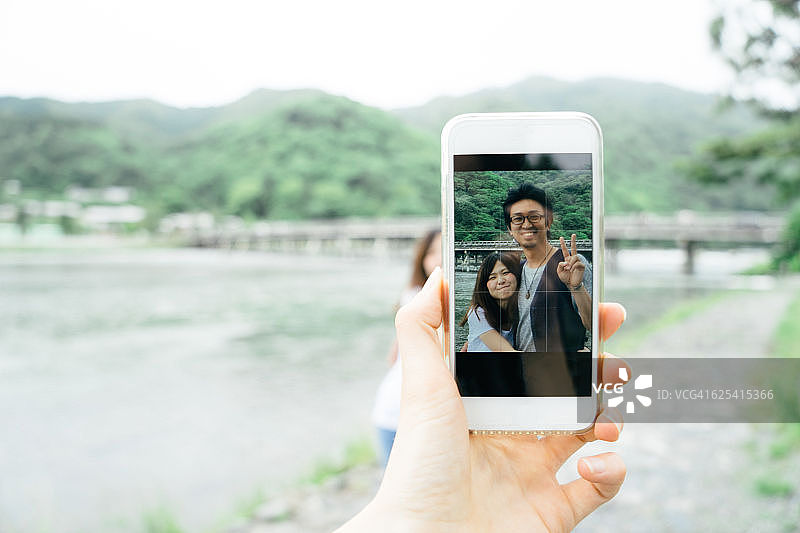 图为一对快乐的日本夫妇在户外的公园图片素材
