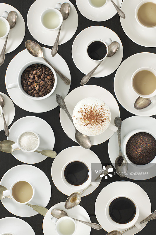 将咖啡饮料的原料和不同的味道放在白色陶瓷杯里。图片素材