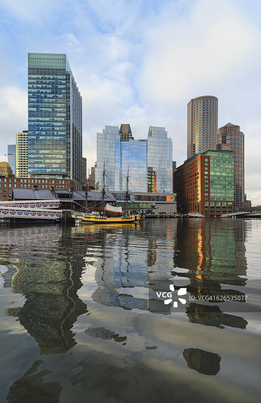 美国，马萨诸塞州，波士顿，水边的建筑倒影在水中图片素材
