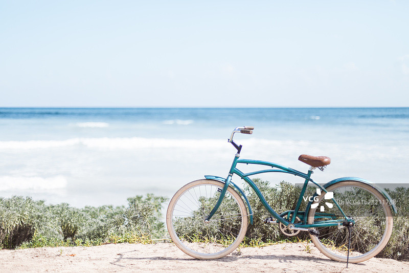 沙滩上的老式自行车图片素材