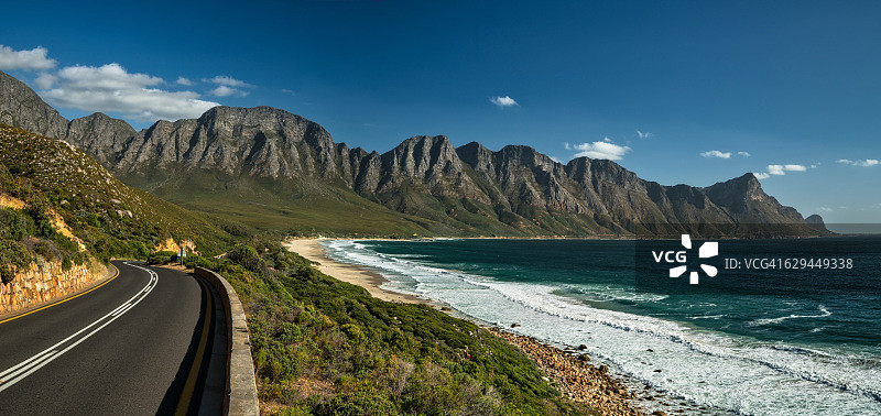 沿着南非开普省福斯湾海岸线的壮观道路图片素材