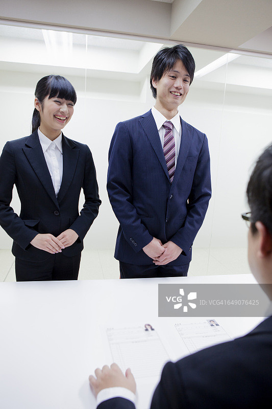日本大学生接受面试图片素材