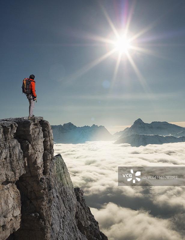 在瑞士瓦莱州的贝特梅拉尔普，登山者从阿尔卑斯山的浓雾中向外看图片素材