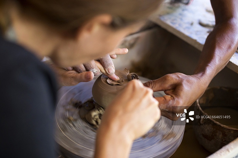 男男女女在作坊做陶器图片素材