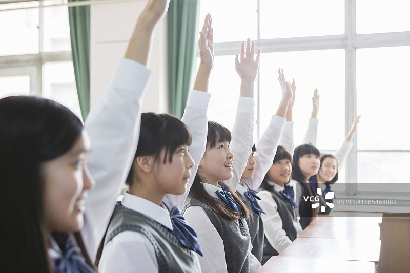 日本女学生举手示意图片素材