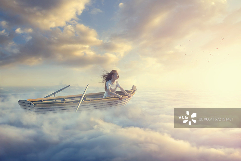 白种女孩坐在云中划艇图片素材