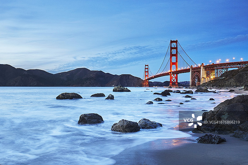 金门大桥在黄昏从马歇尔海滩，旧金山，加利福尼亚，美国图片素材