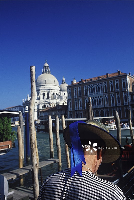 一个穿草帽的船夫的后视图，大运河，威尼斯，威尼托，意大利图片素材