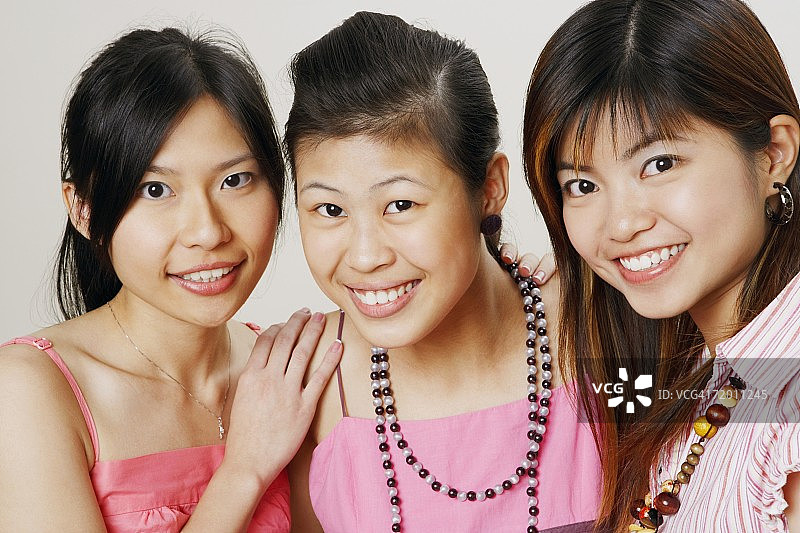 三个微笑的年轻女人的肖像图片素材