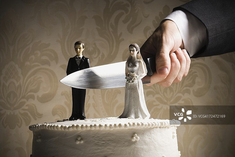 婚礼蛋糕视觉隐喻与雕像蛋糕顶部图片素材