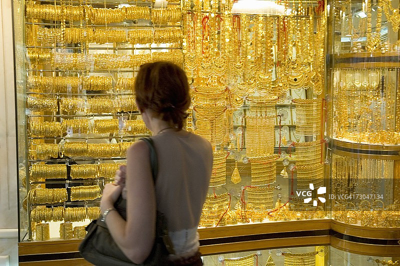 一位女士正在看商店里的珠宝图片素材