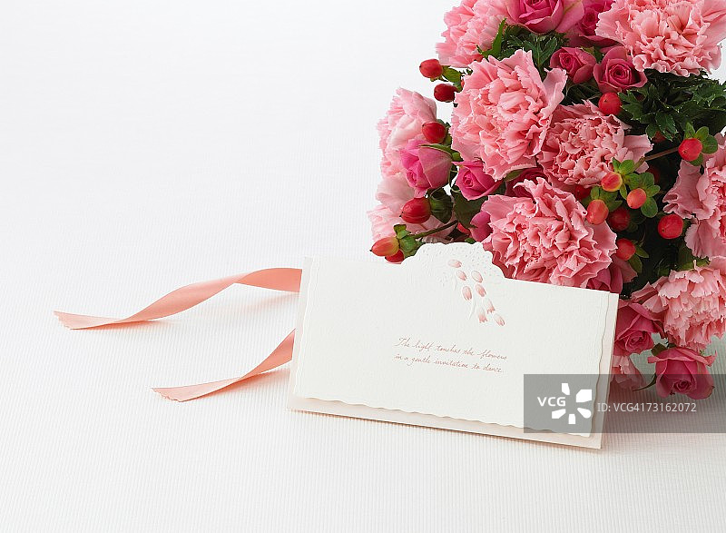 一束粉红色的花和一张留言卡图片素材
