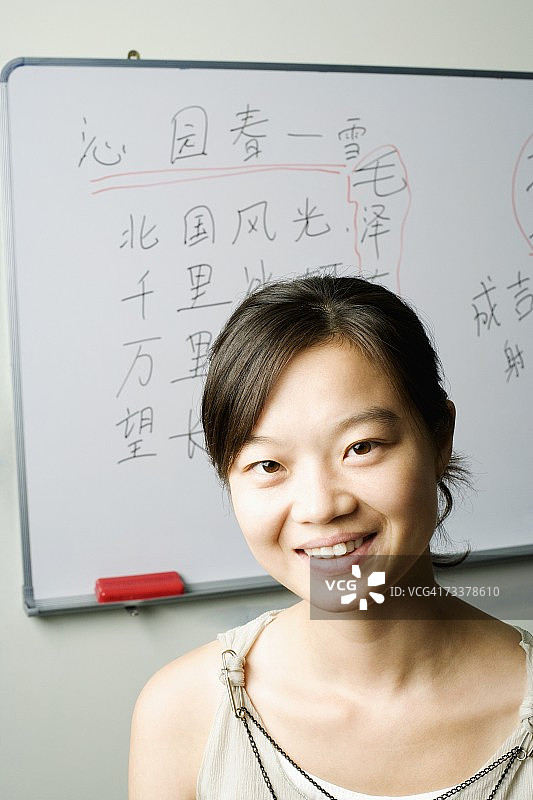 一个在教室里微笑的年轻女人的肖像图片素材