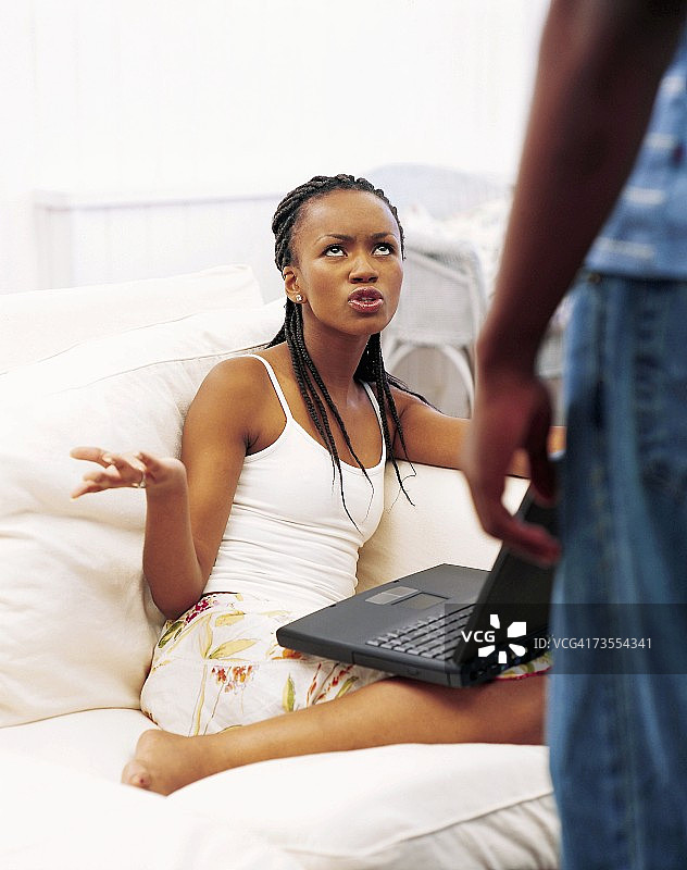 非洲妇女在笔记本电脑上-不高兴图片素材