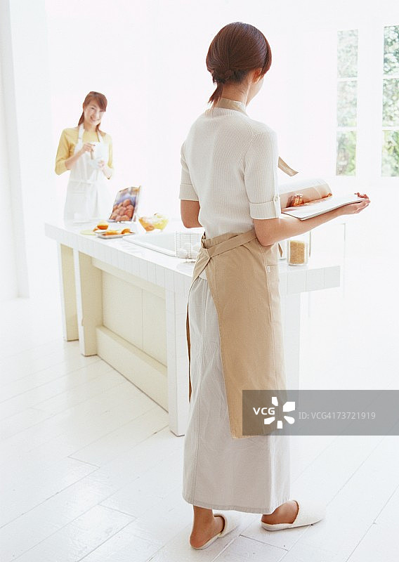 妇女在厨房图片素材