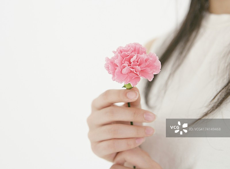 日本少妇捧着花，画像图片素材