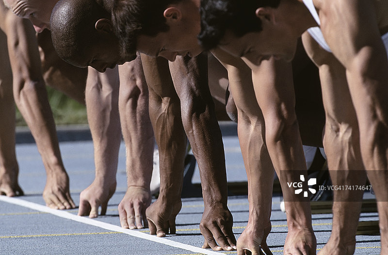 男性运动员在起跑线上图片素材