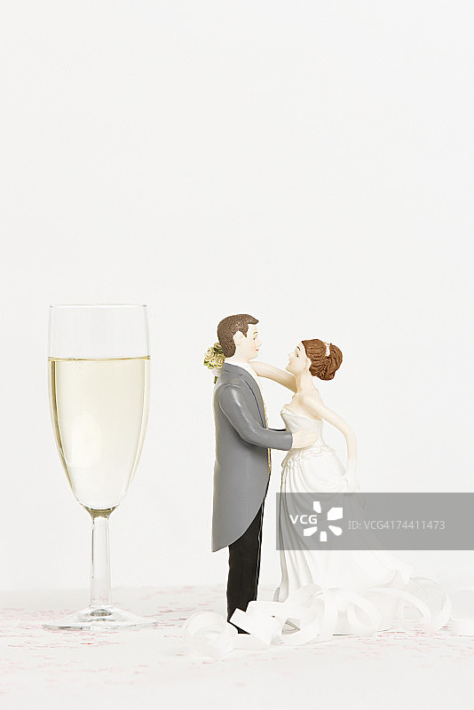 婚礼小雕像和香槟图片素材