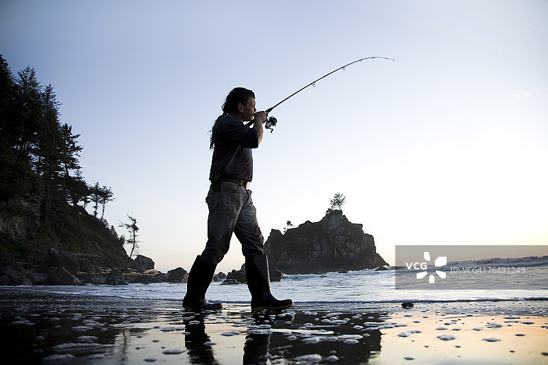 一名男子在加州雷德伍德国家公园附近的海岸钓鱼。图片素材